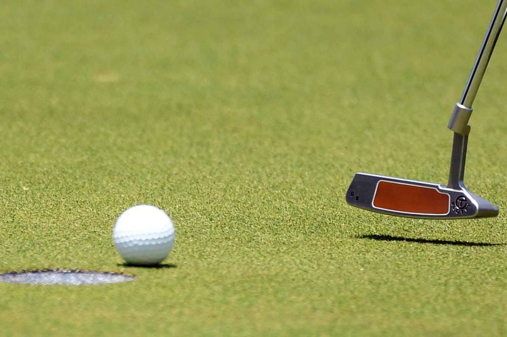 Can eyes-closed putting work for an average golfer? We put it to the test